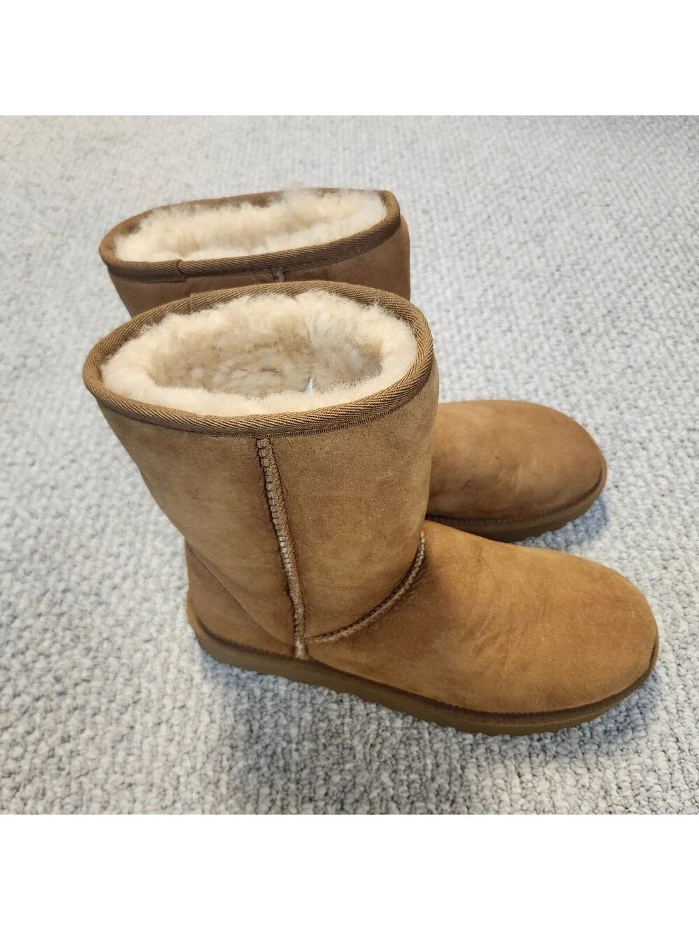 UGG Classic Short Sheepskin Boots in Chestnut Brown Size 9